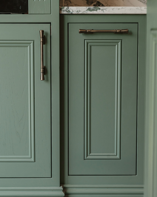 Why green cabinetry and warm brass work – Hendel and Hendel UK